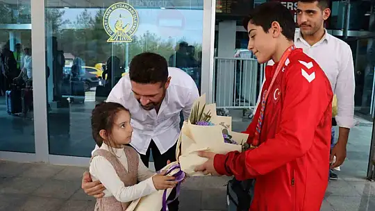 Balkan şampiyonu memleketi Şanlıurfa'da coşkuyla karşılandı