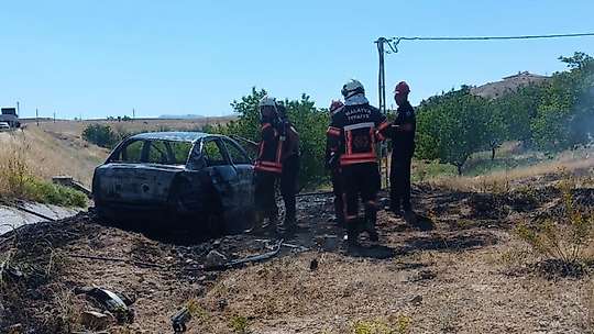 Bariyerlere çarpan otomobil alev aldı: 1 ölü, 1 ağır yaralı
