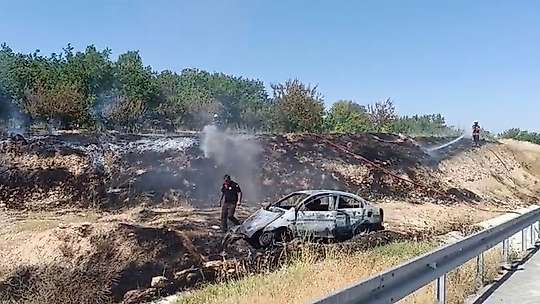 Bariyerlere çarpan otomobil alev aldı: 1 ölü, 1 ağır yaralı