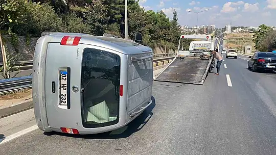 Adıyaman'da direksiyon hakimiyetini kaybeden sürücü bariyerlere çarparak takla attı