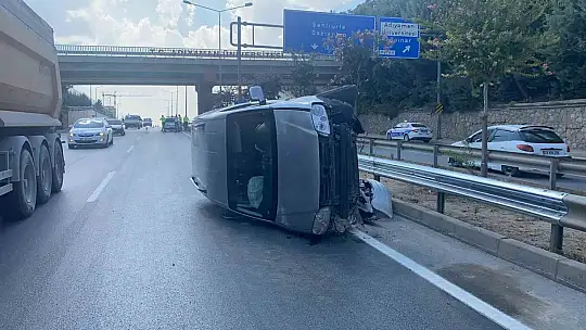 Adıyaman'da direksiyon hakimiyetini kaybeden sürücü bariyerlere çarparak takla attı