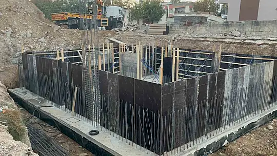 Başına kolon demiri düşen işçi yaralandı