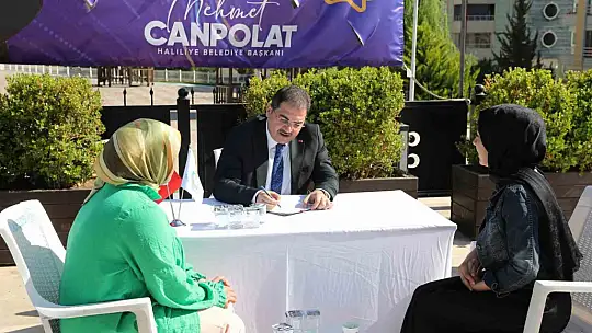 Başkan Mehmet Canpolat, alana masa kurup vatandaşı dinledi