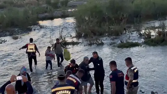 Batman'da su seviyesinin yükseldiği alanda mahsur kalan 25 kişi kurtarıldı