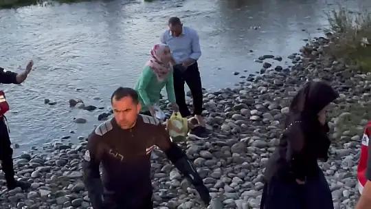 Batman'da su seviyesinin yükseldiği alanda mahsur kalan 25 kişi kurtarıldı