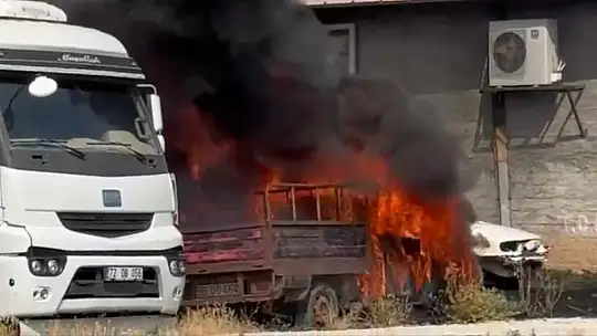 Batman'da terk edilmiş araçlar alev alev yandı, tır son anda kurtarıldı