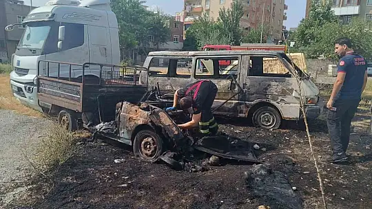 Batman'da terk edilmiş araçlar alev alev yandı, tır son anda kurtarıldı