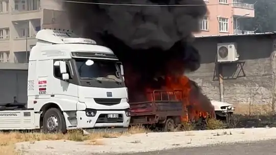 Batman'da terk edilmiş araçlar alev alev yandı, tır son anda kurtarıldı