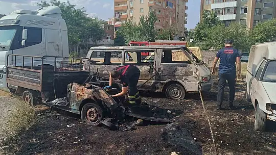 Batman'da terk edilmiş araçlar alev alev yandı, tır son anda kurtarıldı