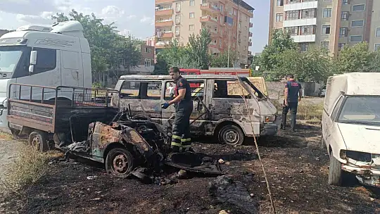 Batman'da terk edilmiş araçlar alev alev yandı, tır son anda kurtarıldı