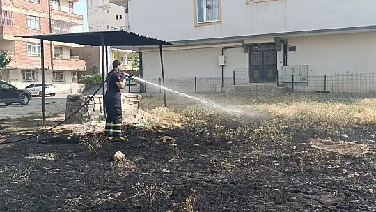 Batman'da terk edilmiş araçlar alev alev yandı, tır son anda kurtarıldı