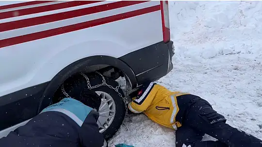 Battalgazi Belediyesi ekipleri, sağlık çalışanlarını iş makinesiyle hastaya ulaştırdı