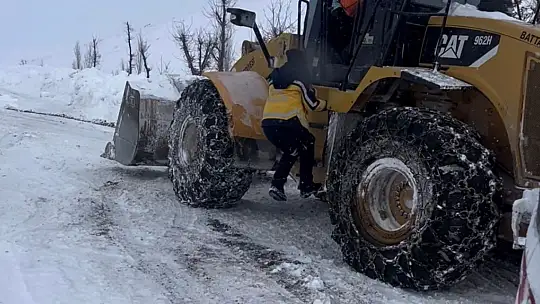 Battalgazi Belediyesi ekipleri, sağlık çalışanlarını iş makinesiyle hastaya ulaştırdı