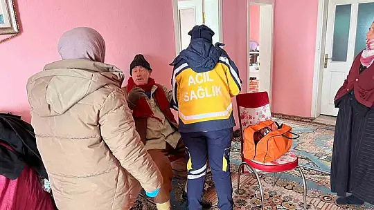 Battalgazi Belediyesi ekipleri, sağlık çalışanlarını iş makinesiyle hastaya ulaştırdı