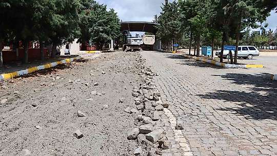 Bayram öncesi yeni asri aile mezarlıktaki yollar yenilendi