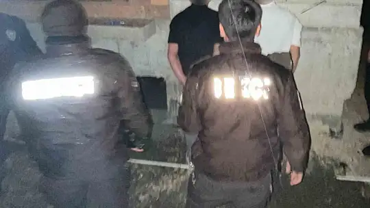 Bekçilerin dikkati sayesinde hırsızlık yapan şahıslar yakalandı