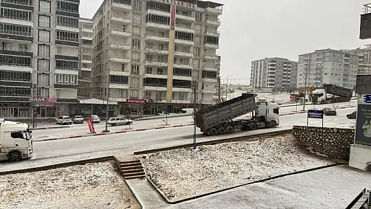 Besni'de dolu ve kar yağışı etkili oldu