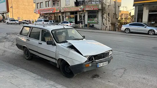 Adıyaman Besni'de iki otomobil çarpıştı