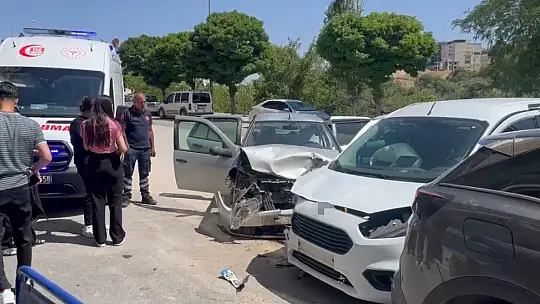 Besni'de iki otomobil çarpıştı: 3 yaralı