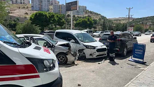 Besni'de iki otomobil çarpıştı: 3 yaralı