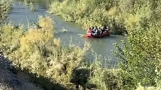 Beyhan Barajı'nda kapaklar açıldı: 4 kişi mahsur kaldı