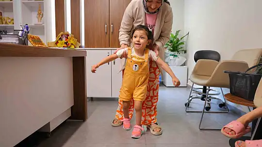 Beyin felcinde botoks ve tendon gevşetme tedavisiyle, Asel yeniden yürümeye başladı