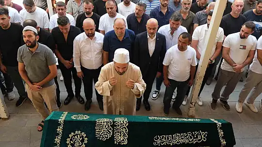 Bıçaklı saldırıda hayatını kaybeden genç adam son yolculuğuna uğurlandı