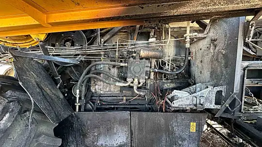 Biçerdöverin motor kısmında çıkan yangın buğday tarlasına zarar verdi