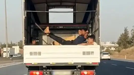 Biri kendini kamyonette iple bağladı, diğeri kamyonette hamak keyfi yaptı
