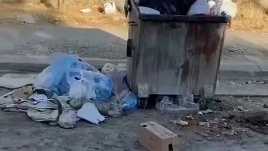Biriken çöpler ilçede tepkilere neden oluyor
