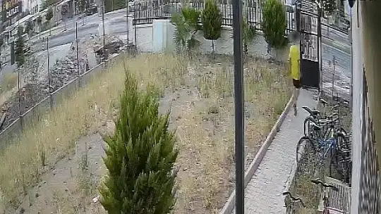 Bisikletlerin parçalarını tek tek söküp götürdüler