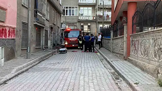 Boğazına bıçak dayadı, evini ateşe verdi