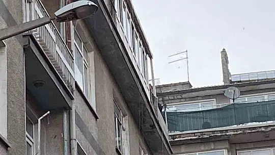 Boğazına bıçak dayadı, evini ateşe verdi
