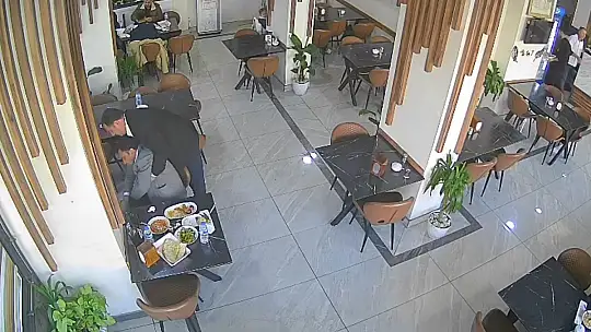 Boğazına lokma kaçan müşteri, heimlich manevrasıyla kurtarıldı