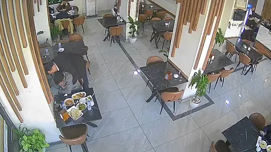 Boğazına lokma kaçan müşteri, heimlich manevrasıyla kurtarıldı