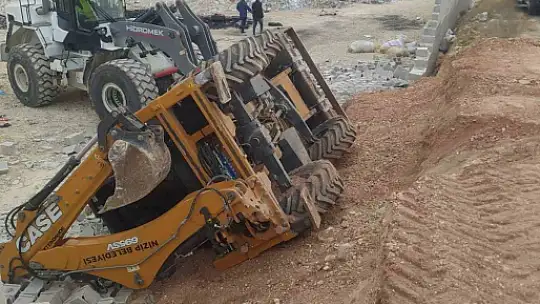Çalışma sırasında yol çöktü, devrilen kepçenin operatörü yaralandı