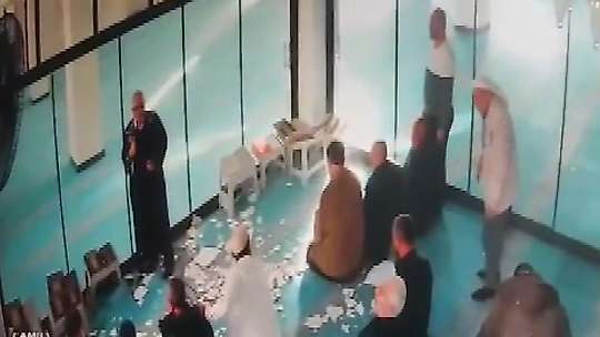 Caminin tavan alçısı cemaatin üstüne düştü