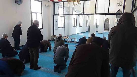 Caminin tavan alçısı cemaatin üstüne düştü