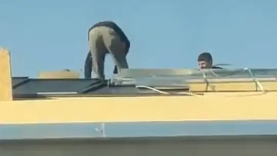 Canlarını hiçe sayarak çatıda önlem almadan çalıştılar