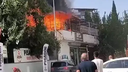 Adıyaman Kahta'da çatıda çıkan yangın korkuttu