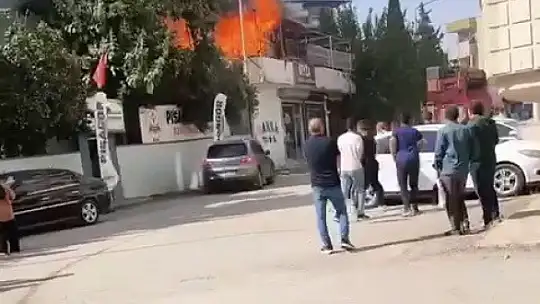 Adıyaman Kahta'da çatıda çıkan yangın korkuttu