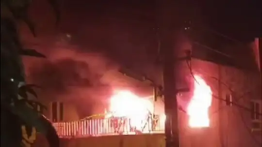 Cayır cayır yanan evde mahsur kalan 2 kişiyi itfaiye kurtardı
