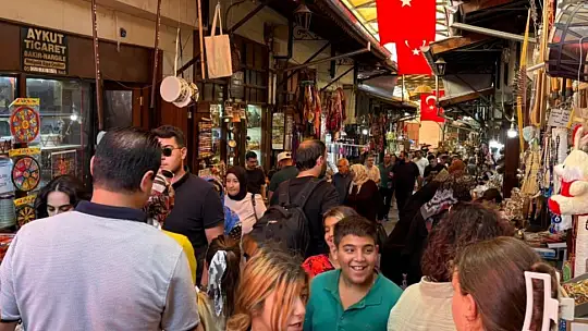 Çekiç seslerinin hiç susmadığı Gaziantep'teki Bakırcılar Çarşısı turistlerin gözdesi