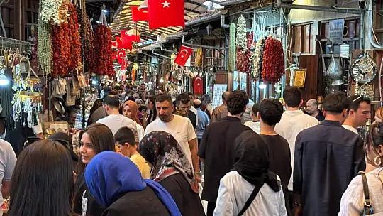 Çekiç seslerinin hiç susmadığı Gaziantep'teki Bakırcılar Çarşısı turistlerin gözdesi