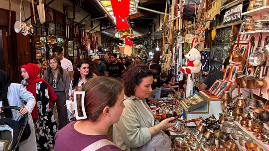 Çekiç seslerinin hiç susmadığı Gaziantep'teki Bakırcılar Çarşısı turistlerin gözdesi