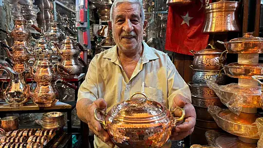 Çekiç seslerinin hiç susmadığı Gaziantep'teki Bakırcılar Çarşısı turistlerin gözdesi