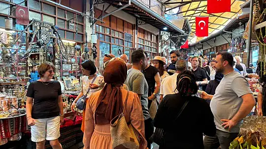 Çekiç seslerinin hiç susmadığı Gaziantep'teki Bakırcılar Çarşısı turistlerin gözdesi