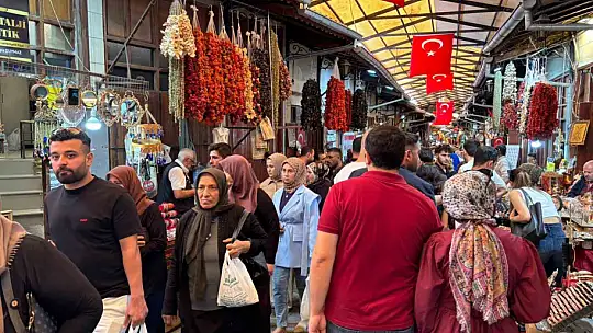 Çekiç seslerinin hiç susmadığı Gaziantep'teki Bakırcılar Çarşısı turistlerin gözdesi
