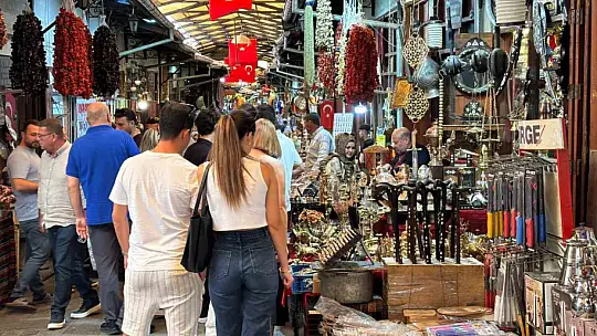 Çekiç seslerinin hiç susmadığı Gaziantep'teki Bakırcılar Çarşısı turistlerin gözdesi