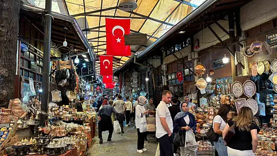 Çekiç seslerinin hiç susmadığı Gaziantep'teki Bakırcılar Çarşısı turistlerin gözdesi